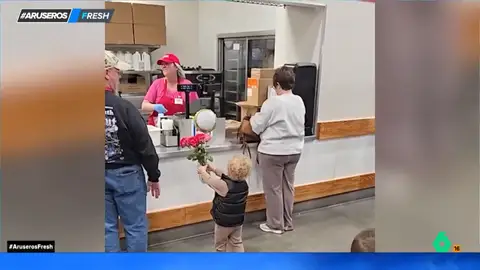 El bonito gesto de dos niños al cantar 'cumpleaños feliz' a su abuela con un megáfono en el restaurante de comida rápida en el que trabaja El bonito gesto de dos niños al cantar 'cumpleaños feliz' a su abuela con un megáfono en el restaurante de comida rápida en el que trabaja
