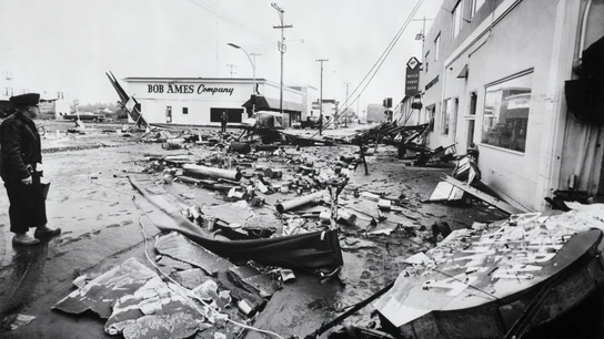 Un hombre, junto a los restos del puerto de Crescent City después del tsunami de 1964 Un hombre, junto a los restos del puerto de Crescent City después del tsunami de 1964