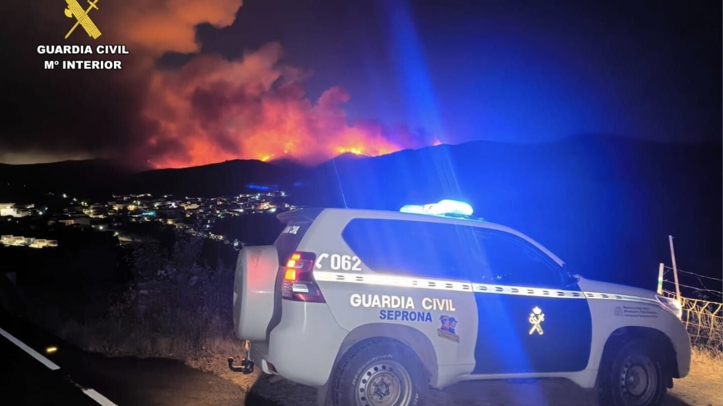 Un vehículo de la Guardia Civil, en una carretera próxima al incendio de Las Hurdes (Cáceres), en julio de 2025