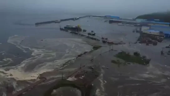 Las imágenes del tsunami llegando a la costa rusa tras el terremoto en Kamchatka Las imágenes del tsunami llegando a la costa rusa tras el terremoto en Kamchatka