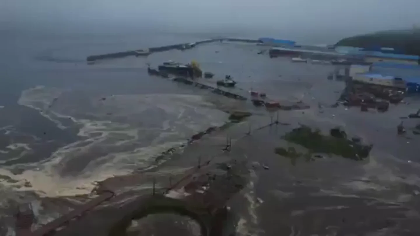 Las imágenes del tsunami llegando a la costa rusa tras el terremoto en Kamchatka Las imágenes del tsunami llegando a la costa rusa tras el terremoto en Kamchatka