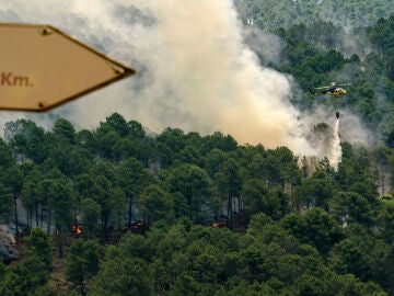 Un helicóptero de la lucha contra incendios trabaja en las labores de extinción del incendio más grave en lo que va de verano en Castilla y León