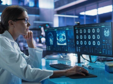 Investigadora estudiando el cerebro