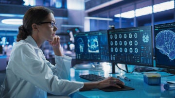 Investigadora estudiando el cerebro