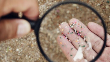 Respiramos 68.000 microplásticos al día sin salir de casa