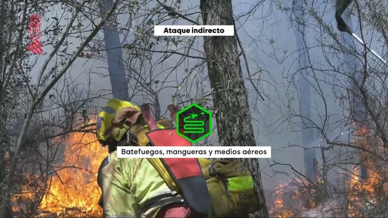 Bombero combatiendo el fuego Bombero combatiendo el fuego