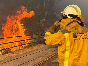 Bomberos forestales en un incendio declarado en A Cañiza (Pontevedra)
