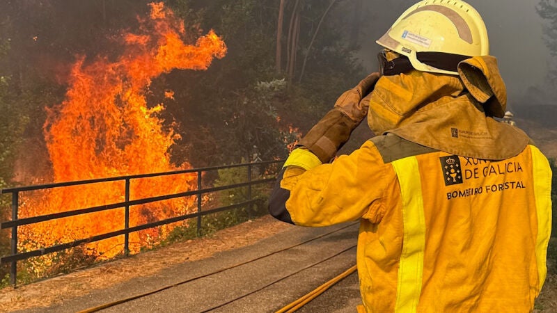 Bomberos forestales en un incendio declarado en A Cañiza (Pontevedra)