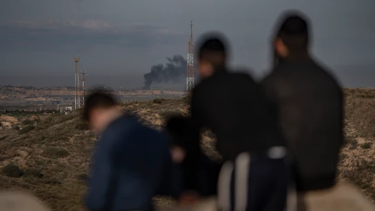 Ultras israelíes viendo los bombardeos en Gaza desde el mirador de Sderot Ultras israelíes viendo los bombardeos en Gaza desde el mirador de Sderot