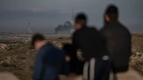 Ultras israelíes viendo los bombardeos en Gaza desde el mirador de Sderot Ultras israelíes viendo los bombardeos en Gaza desde el mirador de Sderot
