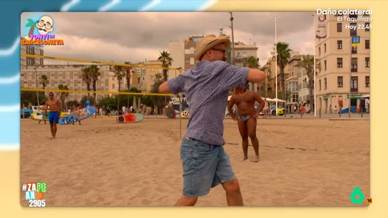 Un chico aconseja a Yonyi Arenas calentar antes de jugar a vóley playa: "El bigote hace demasiado" El reportero ha vuelto a la playa de la Barceloneta, en Barcelona, para ver si la gente, además de disfrutar de un momento de descanso o broncerase, también aprovechan para hacer deporte durante su visita.