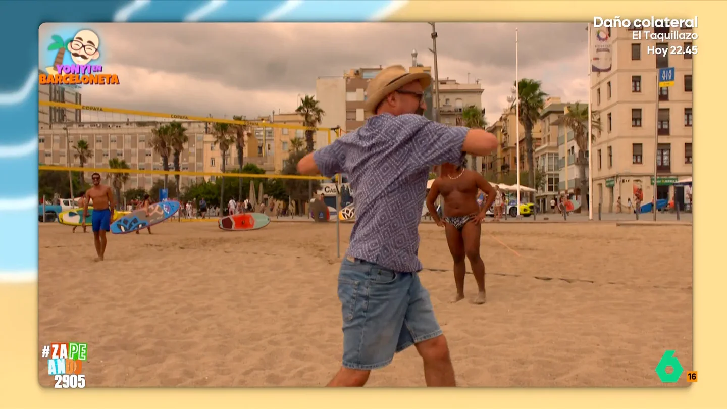 Un chico aconseja a Yonyi Arenas calentar antes de jugar a vóley playa: "El bigote hace demasiado" El reportero ha vuelto a la playa de la Barceloneta, en Barcelona, para ver si la gente, además de disfrutar de un momento de descanso o broncerase, también aprovechan para hacer deporte durante su visita.