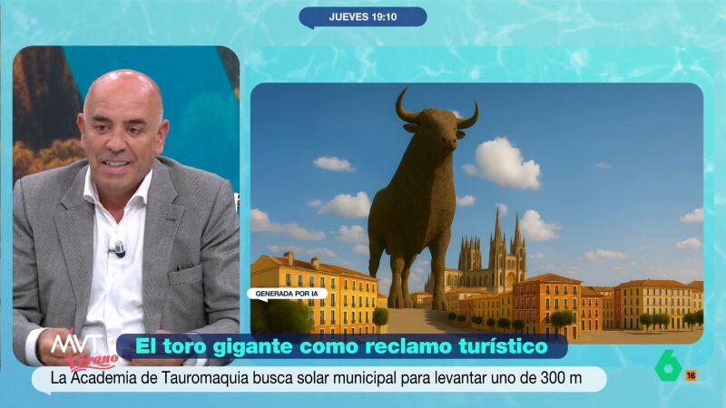 Juan Manuel Medina ironiza sobre el tamaño del 'Toro de España': "Se me asemeja a 'Godzilla', es exagerado"