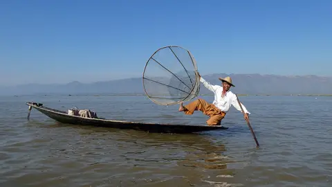Pescador en el lago Inle Pescador en el lago Inle