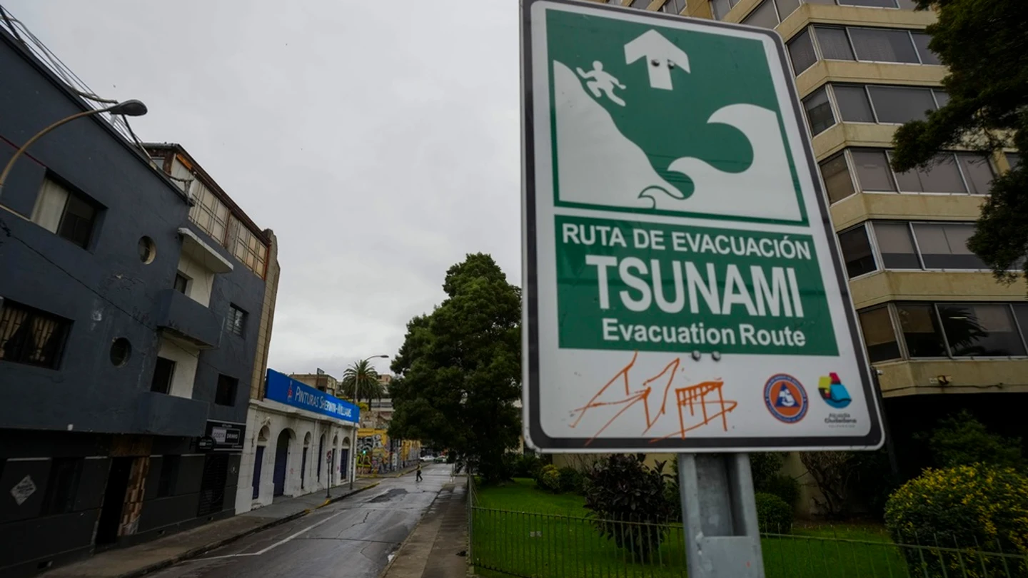Un cartel de 'ruta de evacuación por tsunami' en Valparaíso (Chile), el 30 de julio de 2025 Un cartel de 'ruta de evacuación por tsunami' en Valparaíso (Chile), el 30 de julio de 2025