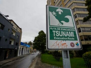 Un cartel de 'ruta de evacuación por tsunami' en Valparaíso (Chile), el 30 de julio de 2025