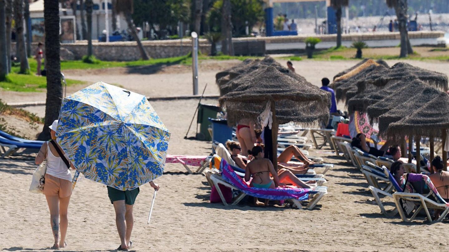Altas temperaturas de hasta 40&ordm;C, viento y olas activan hoy los avisos en diez provincias