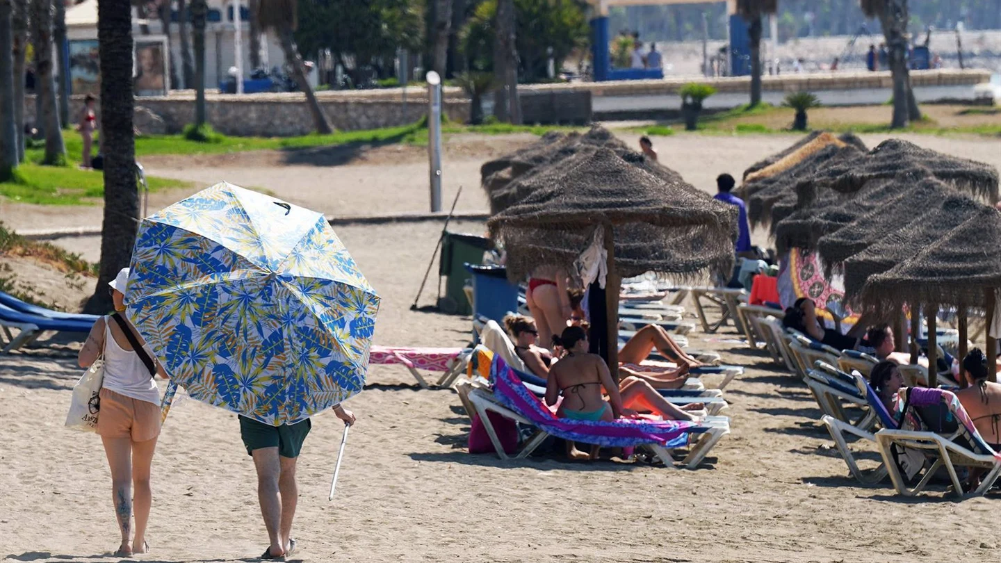 Altas temperaturas de hasta 40ºC, viento y olas activan hoy los avisos en diez provincias Altas temperaturas de hasta 40ºC, viento y olas activan hoy los avisos en diez provincias