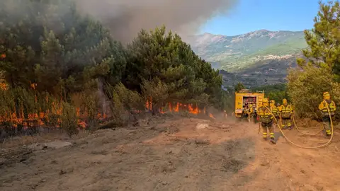 Trabajos de extinción en el incendio de Cuevas del Valle (Ávila) Trabajos de extinción en el incendio de Cuevas del Valle (Ávila)