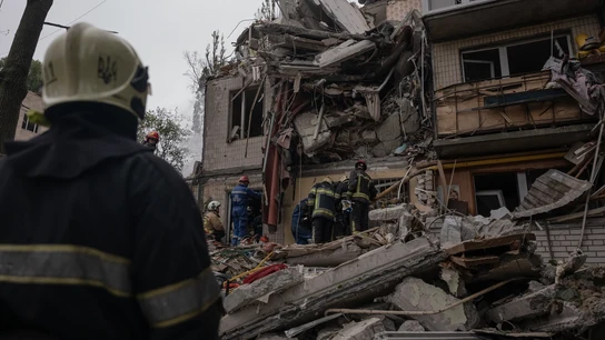 Continúan las labores de rescate entre los escombros de la capital de Ucrania Continúan las labores de rescate entre los escombros de la capital de Ucrania