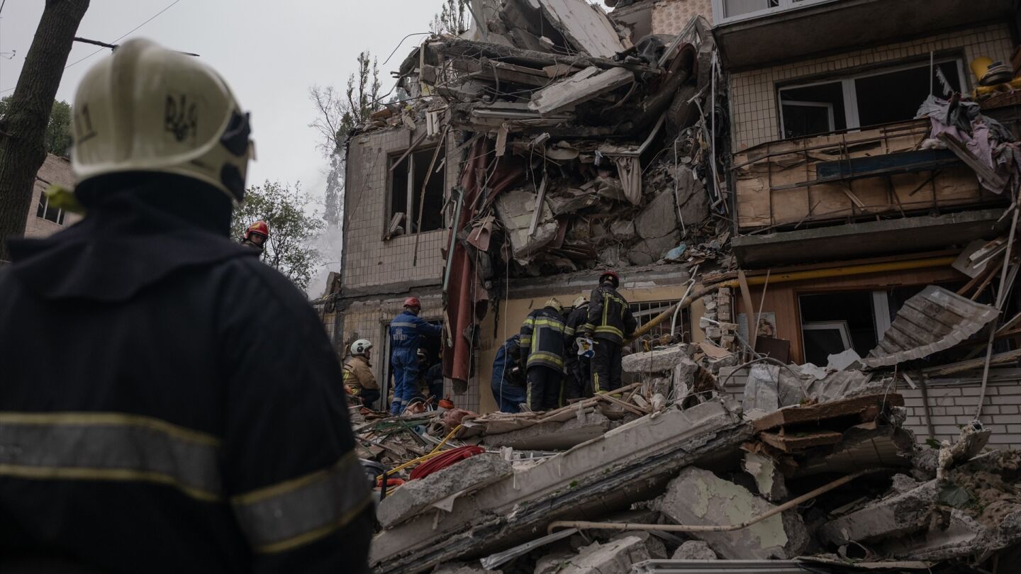 Continúan las labores de rescate entre los escombros de la capital de Ucrania