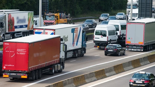Autopista con restricción de camiones y turismos Autopista con restricción de camiones y turismos