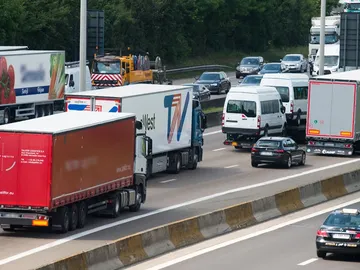 Autopista con restricción de camiones y turismos Autopista con restricción de camiones y turismos