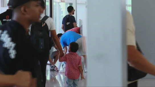 Un niño, en el aeropuerto Un niño, en el aeropuerto