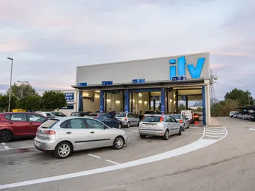 Coches pasando la ITV Coches pasando la ITV