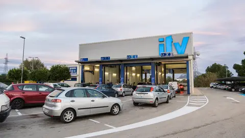 Coches pasando la ITV Coches pasando la ITV