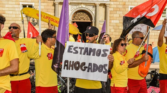 Los socorristas de Barcelona inician una huelga indefinida para reclamar mejoras salariales y laborales: "No hay socorristas suficientes" Los socorristas de Barcelona inician una huelga indefinida para reclamar mejoras salariales y laborales: "No hay socorristas suficientes"