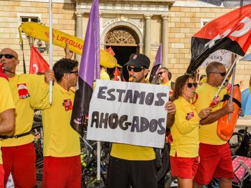 Los socorristas de Barcelona inician una huelga indefinida para reclamar mejoras salariales y laborales: "No hay socorristas suficientes"