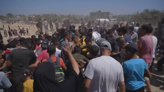 Palestinos recogen comida entre golpes y altercados. Palestinos recogen comida entre golpes y altercados.