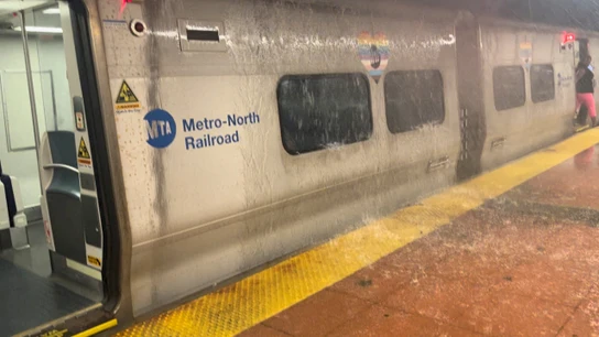 Una mujer baja de un tren bajo la fuerte lluvia en Nueva York, a 31 de julio de 2025, en una imagen de un vídeo compartido en redes sociales Una mujer baja de un tren bajo la fuerte lluvia en Nueva York, a 31 de julio de 2025, en una imagen de un vídeo compartido en redes sociales