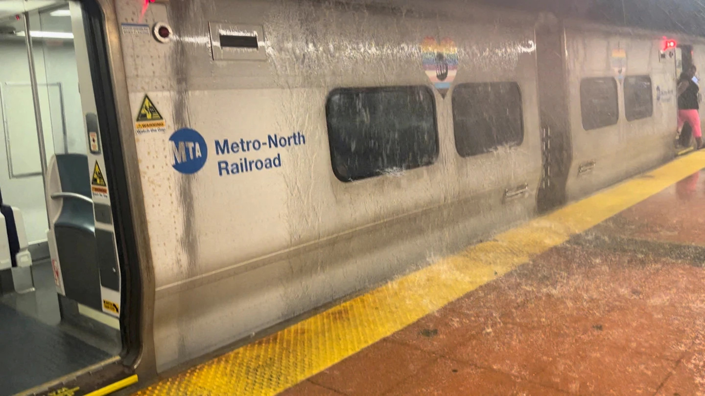 Una mujer baja de un tren bajo la fuerte lluvia en Nueva York, a 31 de julio de 2025, en una imagen de un vídeo compartido en redes sociales Una mujer baja de un tren bajo la fuerte lluvia en Nueva York, a 31 de julio de 2025, en una imagen de un vídeo compartido en redes sociales