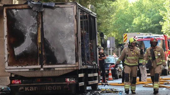 Camión quemado tras la explosión de gas en una calle de Zamora ocurrida este viernes. Camión quemado tras la explosión de gas en una calle de Zamora ocurrida este viernes.