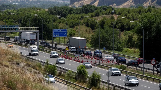Varios vehículos circulan en la autovía A3 durante la operación salida de agosto de 2025. Varios vehículos circulan durante la primera operación salida de verano 2025, en la autovía A3, a 27 de junio de 2025, en Madrid (España).