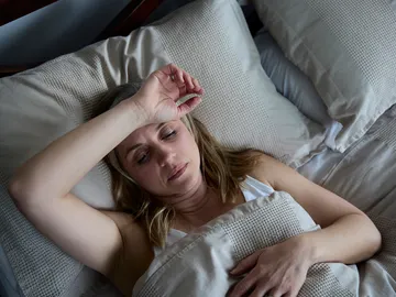 Mujer enferma en cama Mujer enferma en cama