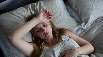 Mujer enferma en cama