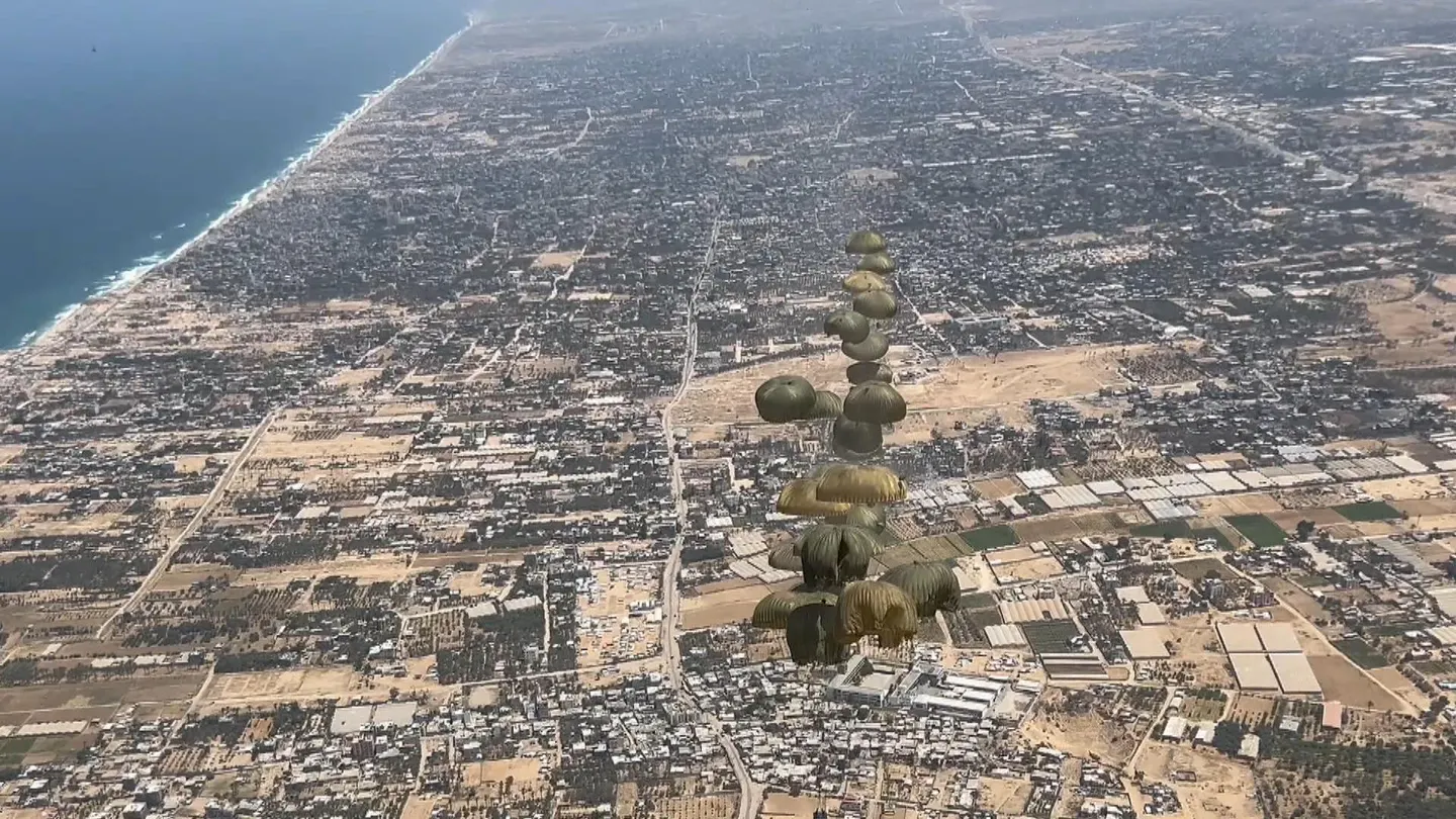 Ayuda humanitaria lanzada por España en Gaza Ayuda humanitaria lanzada por España en Gaza