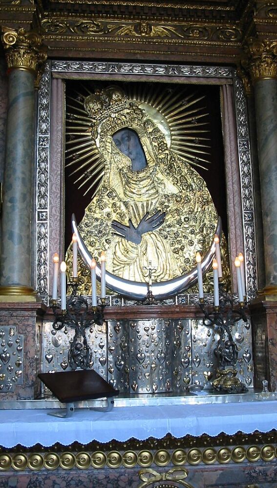 Interior de la Puerta del Alba, en Vilna