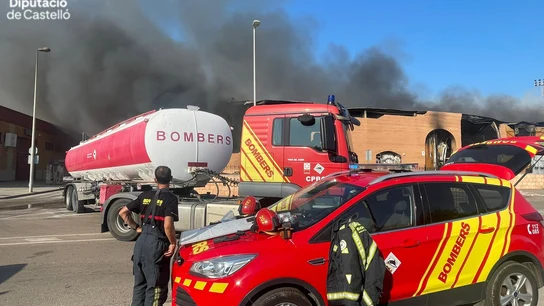 Un incendio arrasa una nave industrial en Vinaròs (Castellón) Un incendio arrasa una nave industrial en Vinaròs (Castellón)