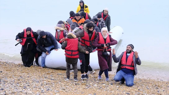 Migrantes desembarcan en una playa de Reino Unido. Migrantes desembarcan en una playa de Reino Unido.