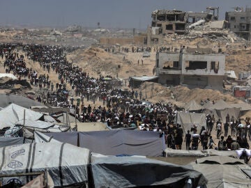 Palestinos en busca de ayuda humanitaria en la Franja de Gaza.