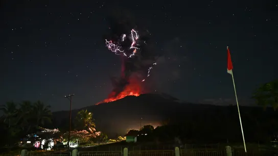 El volcán Lewotobi Laki-Laki, Indonesia. El volcán Lewotobi Laki-Laki, Indonesia.