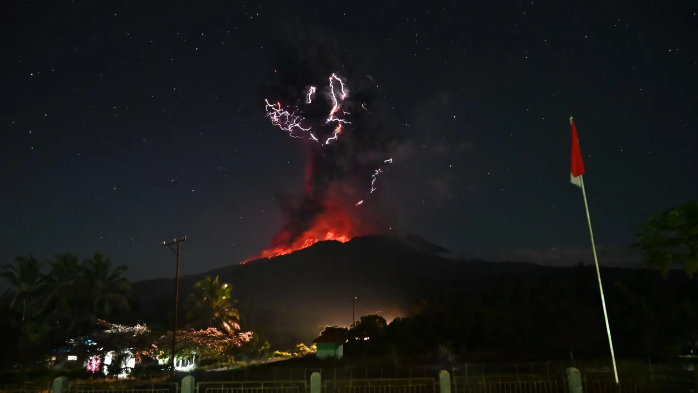 El volcán Lewotobi Laki-Laki, Indonesia. El volcán Lewotobi Laki-Laki, Indonesia.