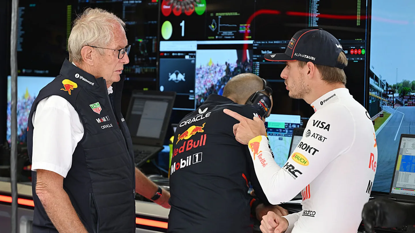Max Verstappen hablando con Helmut Marko Max Verstappen hablando con Helmut Marko