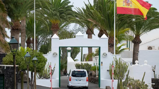Pedro Sánchez llega a Lanzarote para pasar sus vacaciones con su familia. Pedro Sánchez llega a Lanzarote para pasar sus vacaciones con su familia.