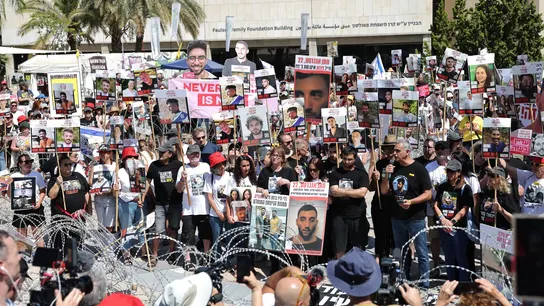 Familiares de los rehenes secuestrados por Hamás establecen un "campamento de protesta" con alambre de espino para manifestarse en Tel Aviv. Familiares de los rehenes secuestrados por Hamás establecen un "campamento de protesta" con alambre de espino para manifestarse en Tel Aviv.