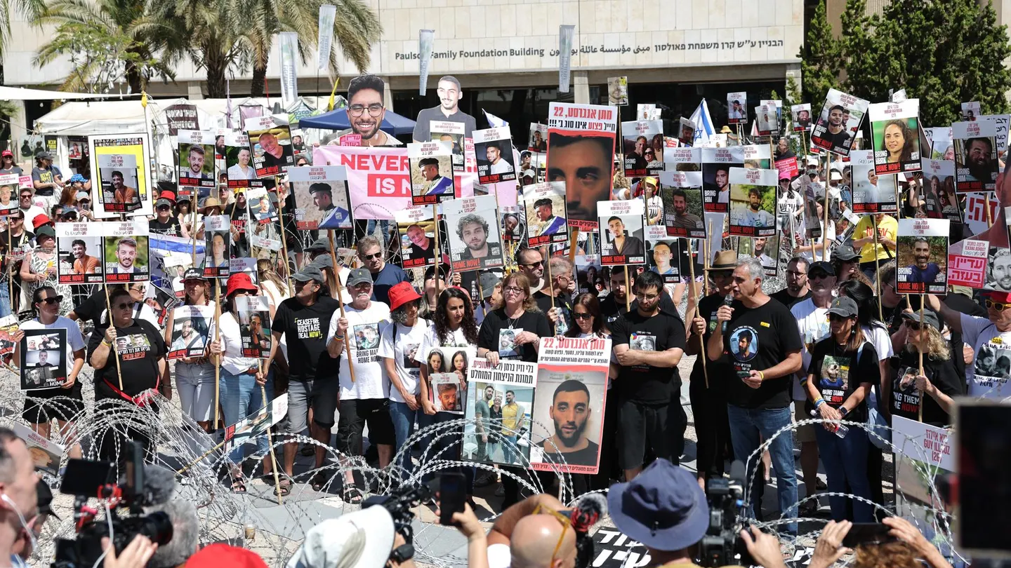 Familiares de los rehenes secuestrados por Hamás establecen un "campamento de protesta" con alambre de espino para manifestarse en Tel Aviv. Familiares de los rehenes secuestrados por Hamás establecen un "campamento de protesta" con alambre de espino para manifestarse en Tel Aviv.